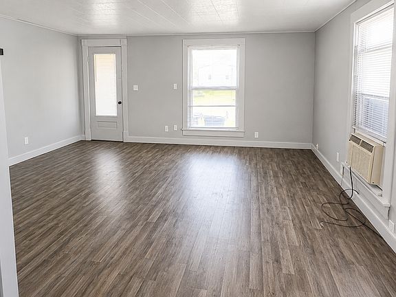3rd image of 218 W Pulaski St