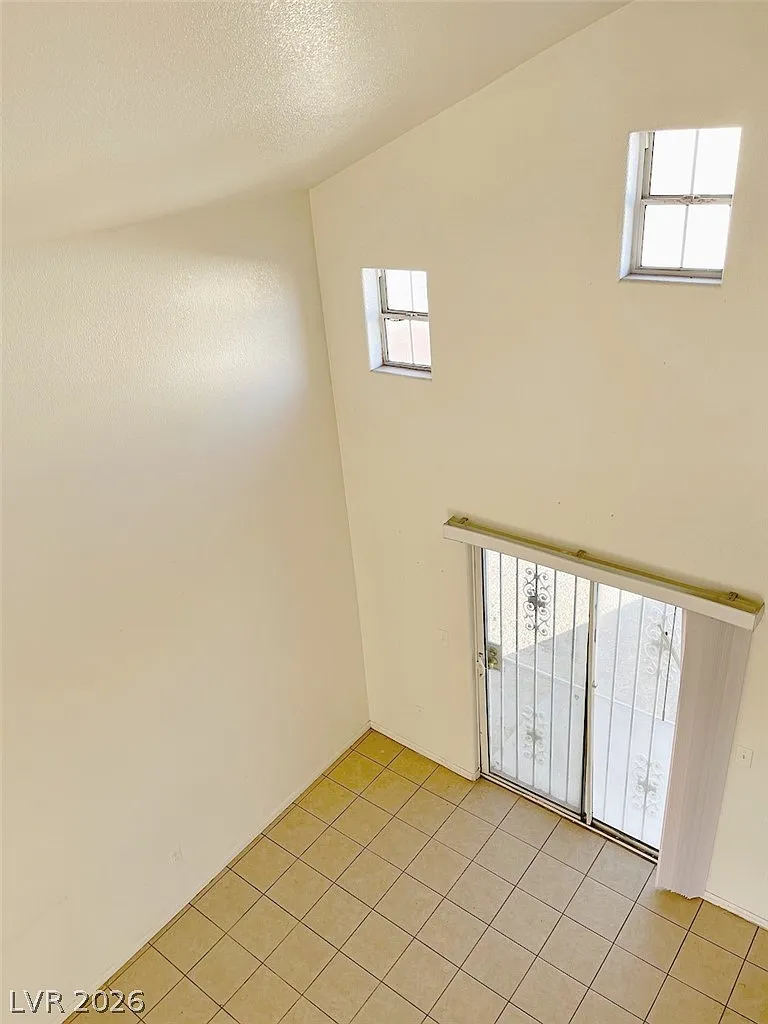2 bed, 1.5 bath, 2342 sqft, $1,425 — Photo 4