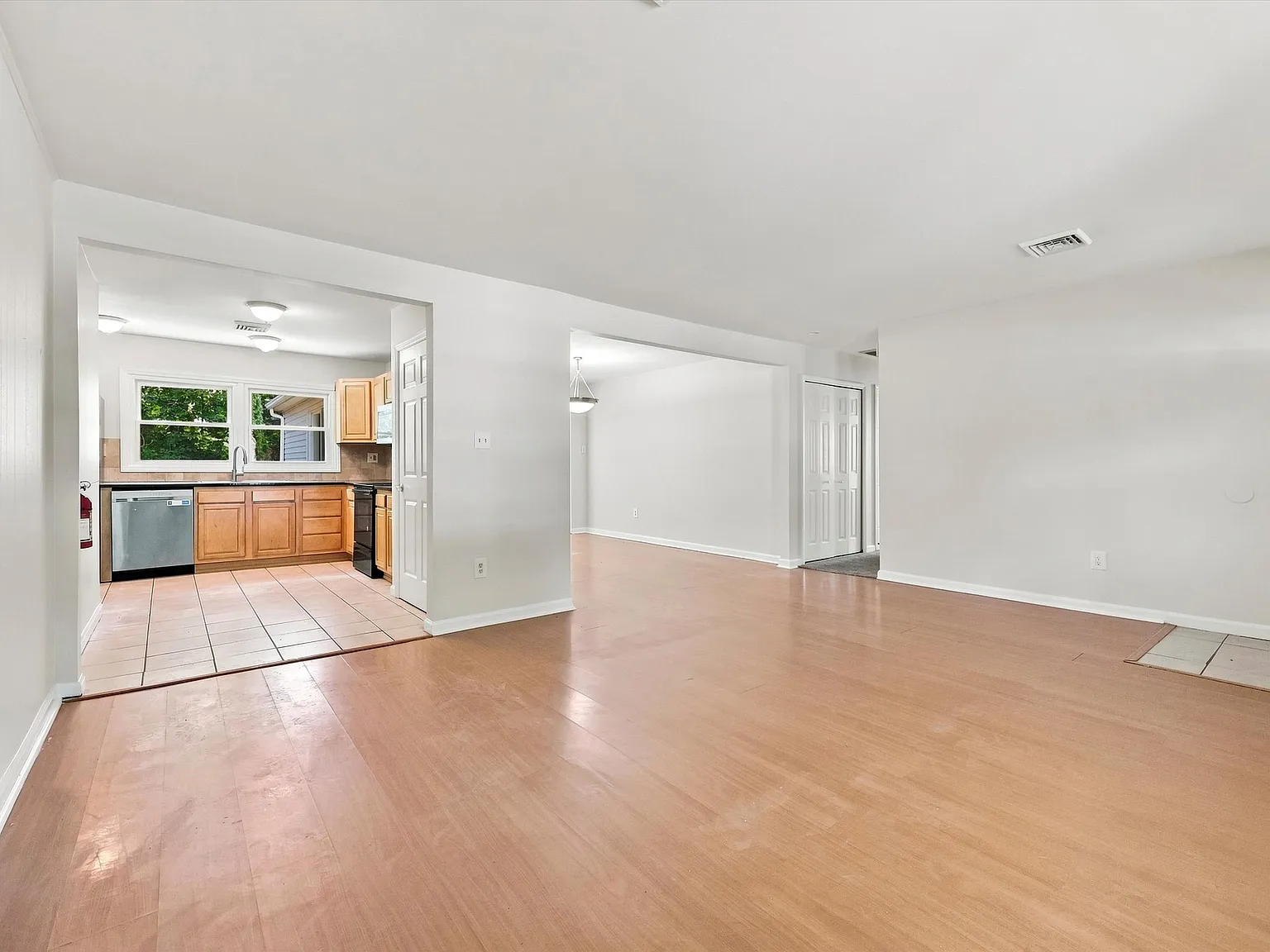 Beautiful Home Available Now! — Photo 4