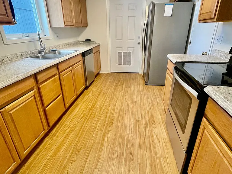 202 Princess Dr — Photo 5
