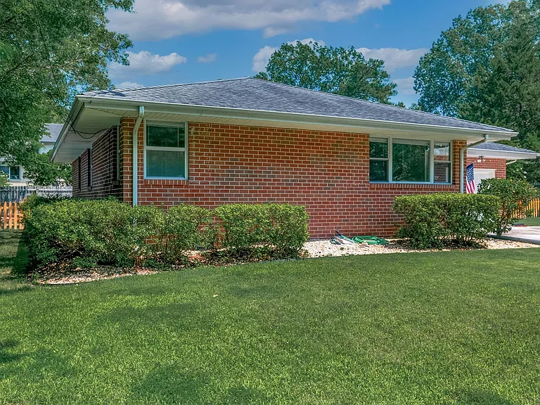 504 Kirkwood Ln — Photo 3