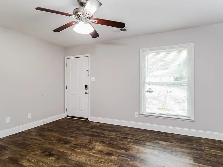 323 Huntsmoor Dr — Photo 6