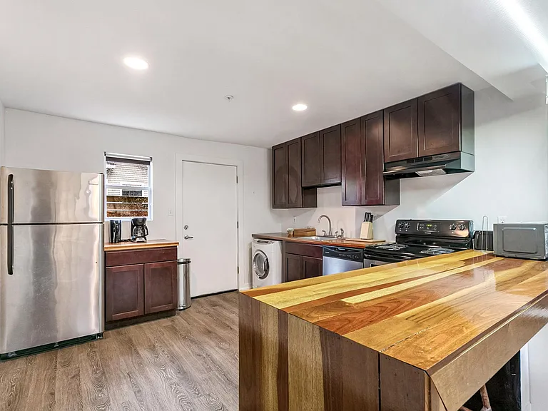 635 N Scott St — Photo 23