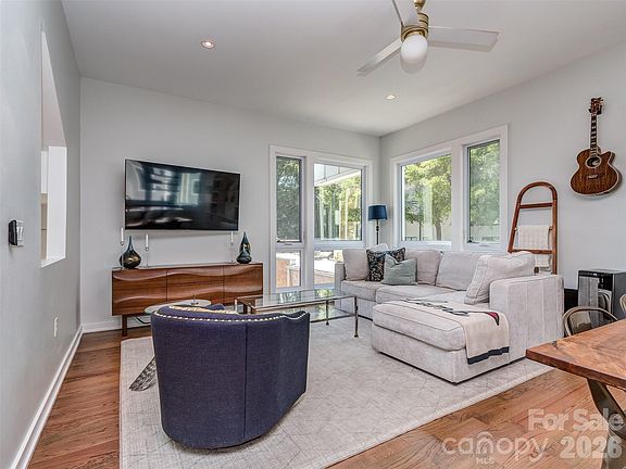 5th image of 2660 Shenandoah Ave