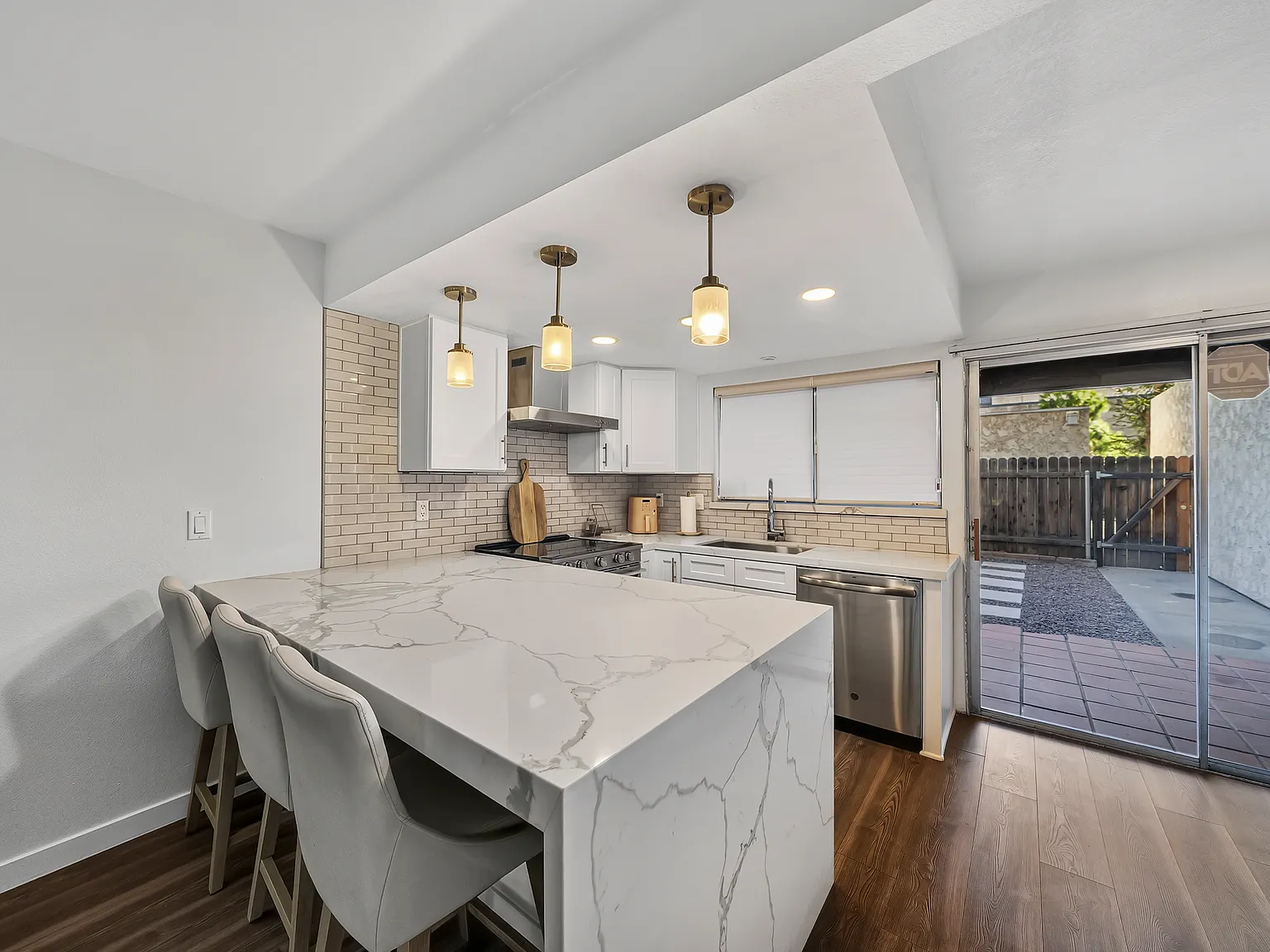 2 bed, 1.5 bath, 960 sqft, $2,520 — Photo 2