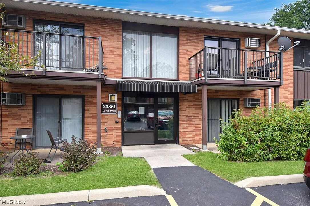 3 bed, 1250 sqft, $1,895 — Photo 1