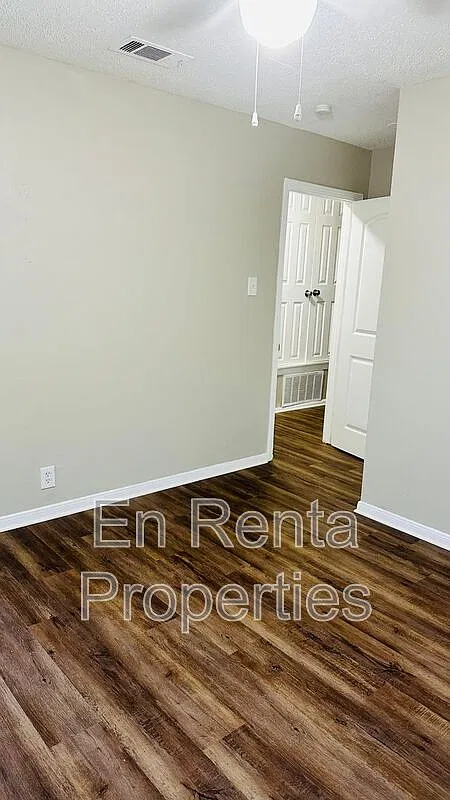 3 bed, 1.0 bath, 1020 sqft, $1,795 — Photo 3