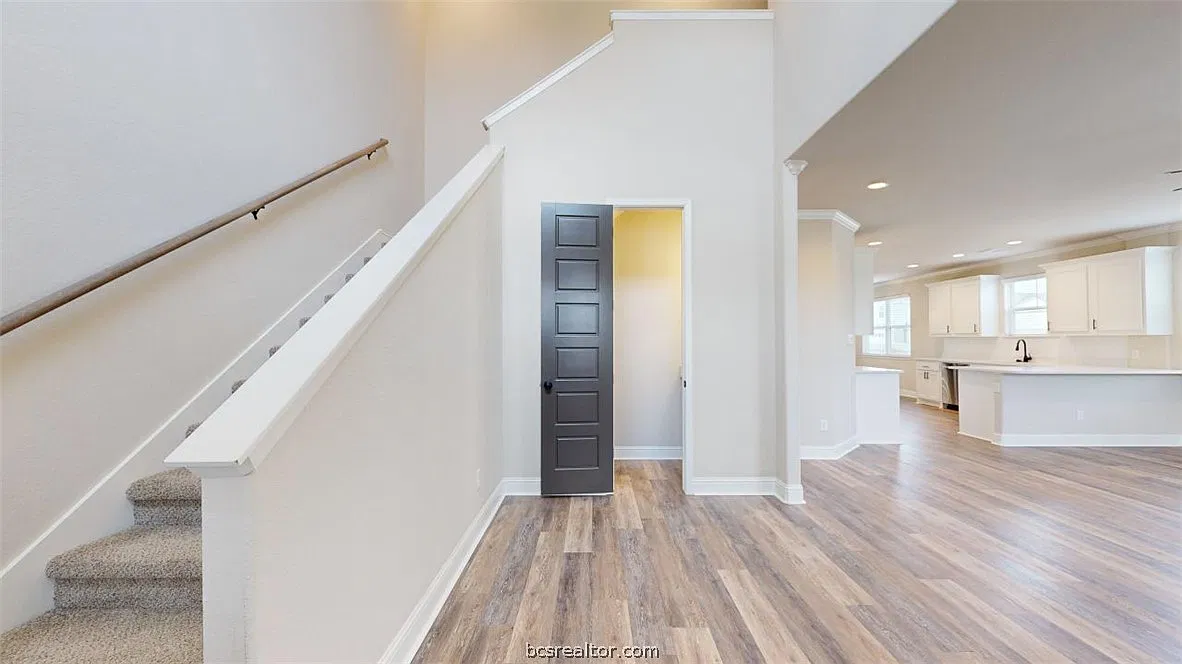 4 bed, 2.5 bath, 2196 sqft, $2,400 — Photo 2