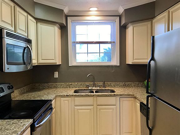 4th image of 1378 Bluff Ave #1