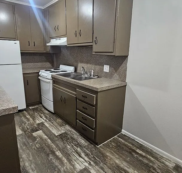 Colonial Terrace — Photo 4
