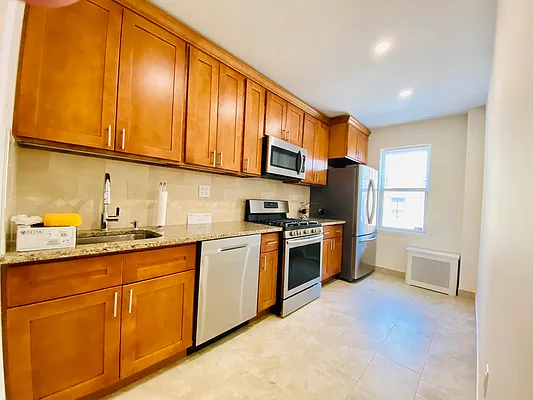 Rented by Zikos Realty Services | media 15