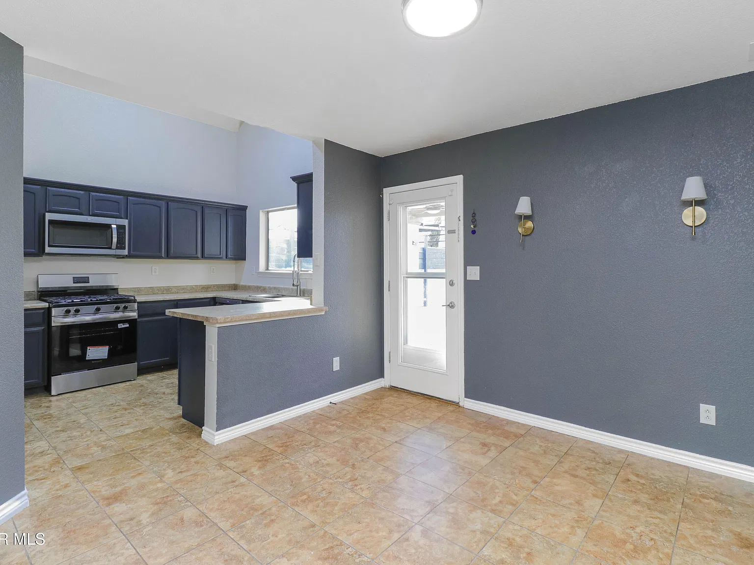 4 bed, 3.5 bath, 1977 sqft, $2,200 — Photo 3