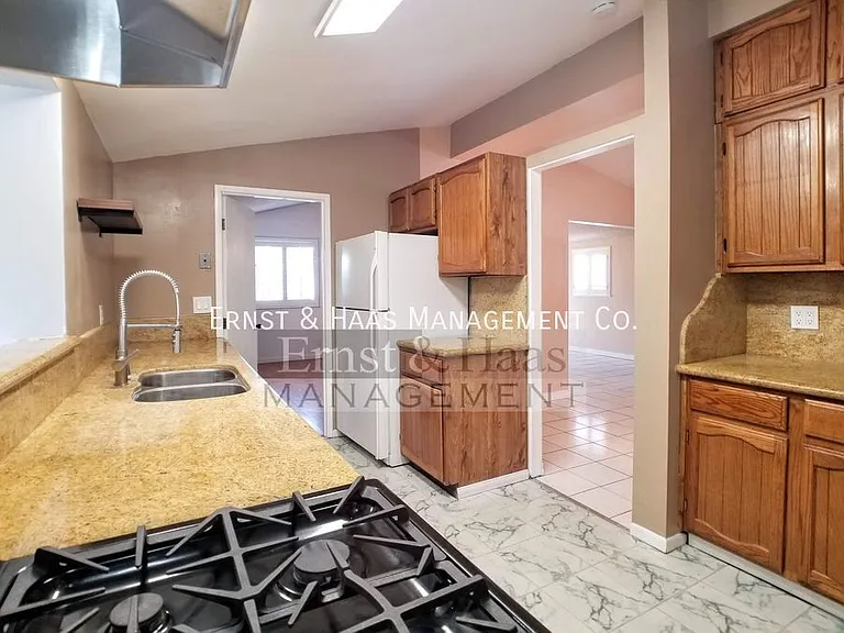 3310 E Curry St — Photo 9