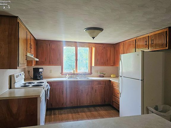 4th image of 209 W Main St