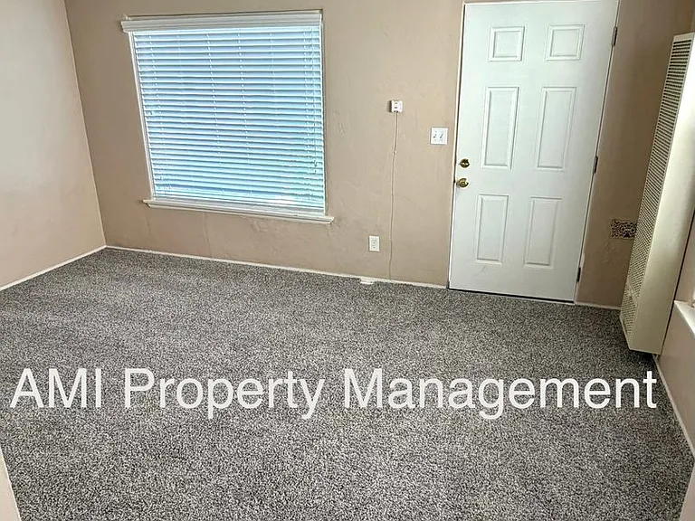 Studio Cottage in a Great Area! Move In Special $1000 Off 1st Month's Rent! — Photo 6