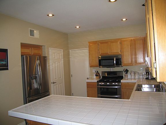 3rd image of 652 Sonoma St