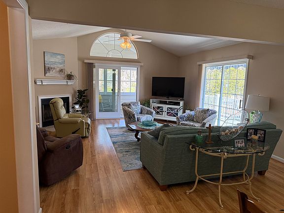 4th image of 898 Knoll Dr.