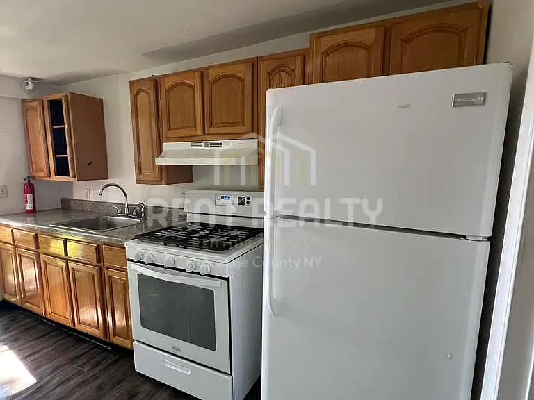 209-211 W Main St — Photo 4