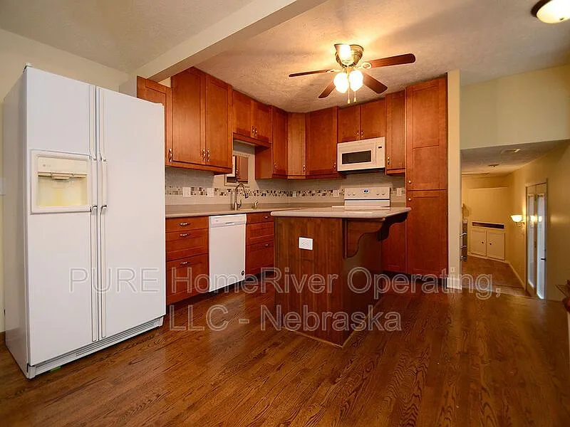 3 bed, 3.0 bath, 2011 sqft, $2,250 — Photo 3