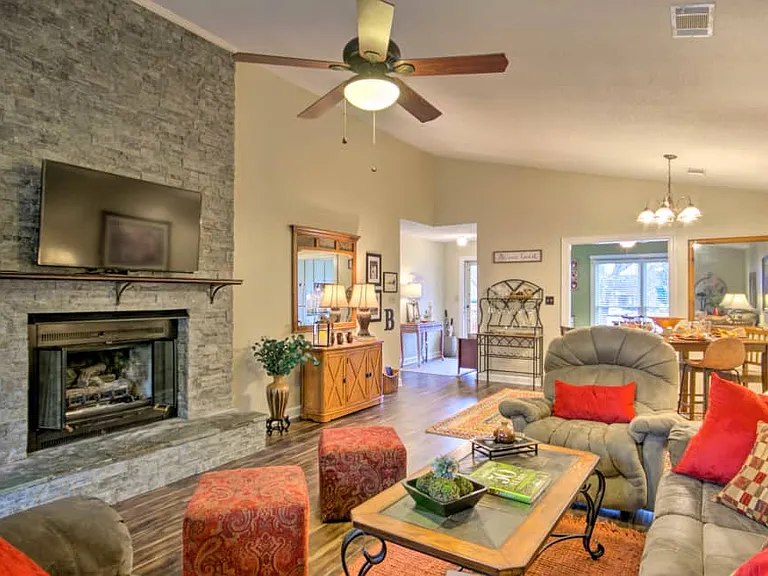 210 Woodhaven Ct — Photo 1
