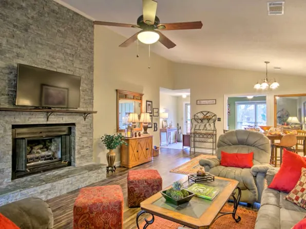 210 Woodhaven Ct, Greenwood, SC 29649