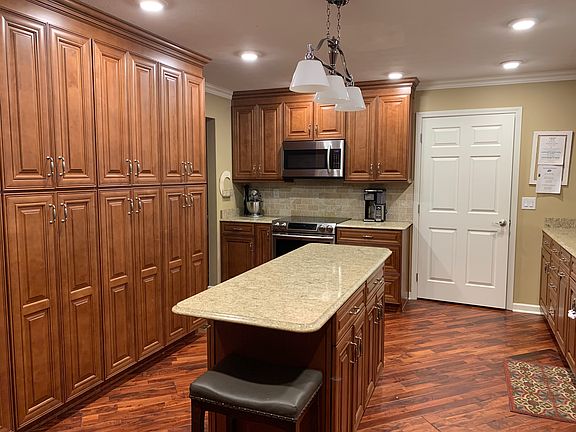 3rd image of 328 Meadow Ln