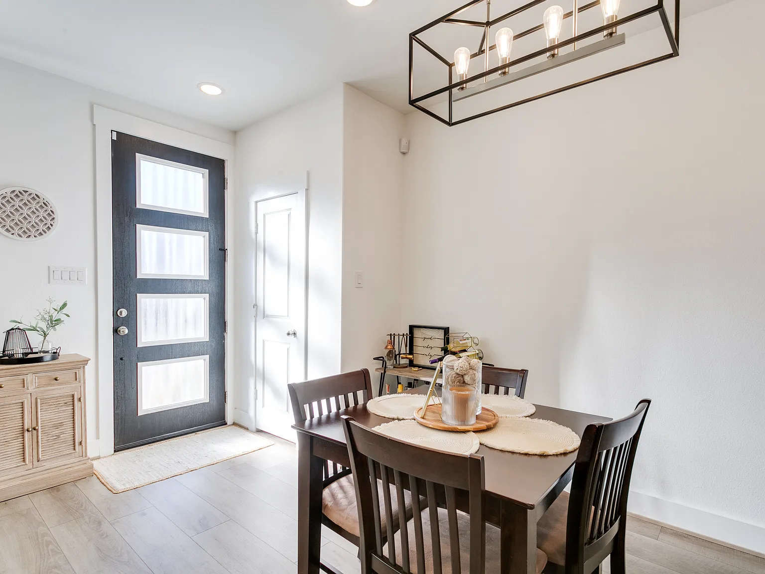 2 bed, 2.5 bath, 1662 sqft, $2,500 — Photo 1