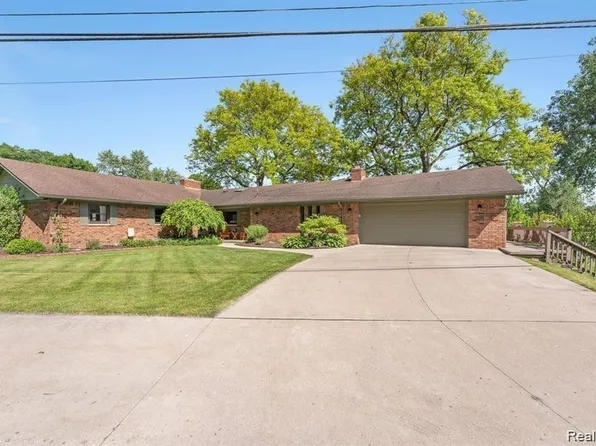 7008 Biscayne Ave, White Lake, MI 48383