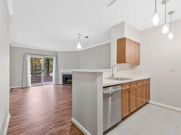 2204 Westcourt Ln APT 122, Herndon, VA 20170
