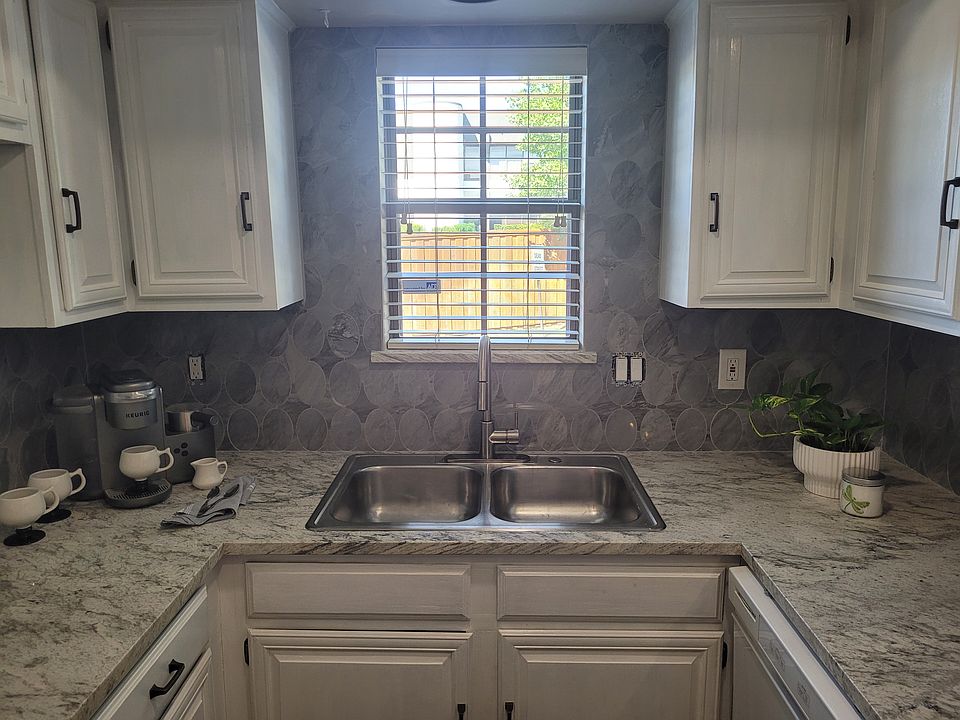 Light, sunny kitchen!