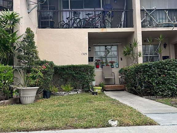 3rd image of 1325 N 15th Ave #23
