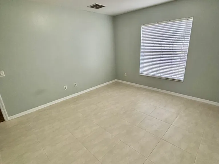 1405 Trafalgar Pkwy — Photo 49