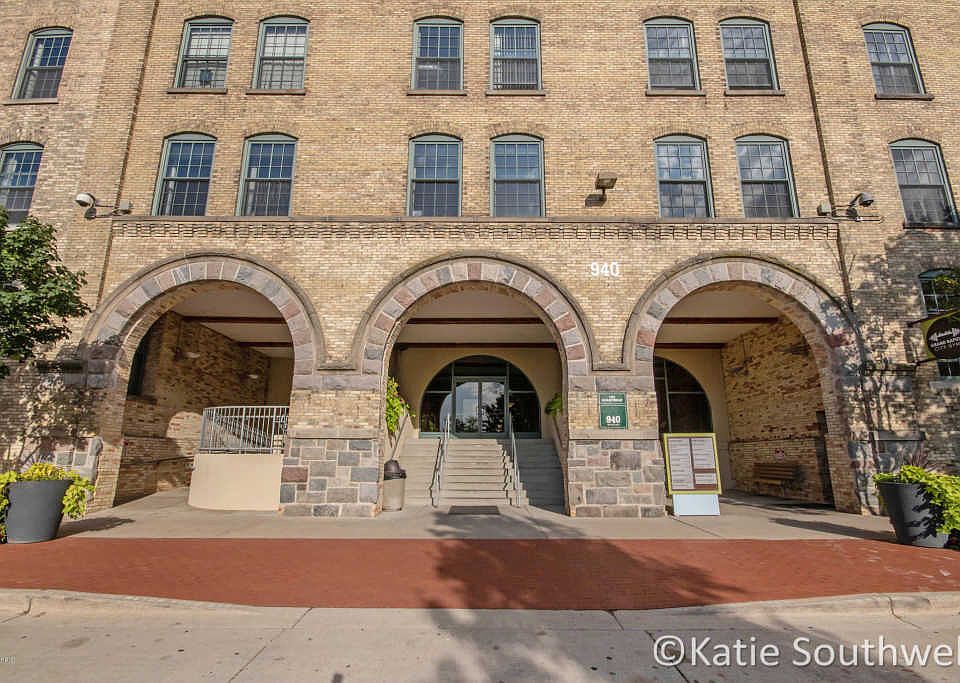 1st image of 940 Monroe Ave NW #442