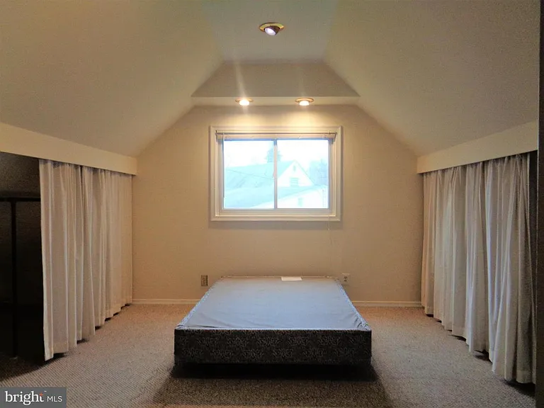 553 Doloro Dr — Photo 2