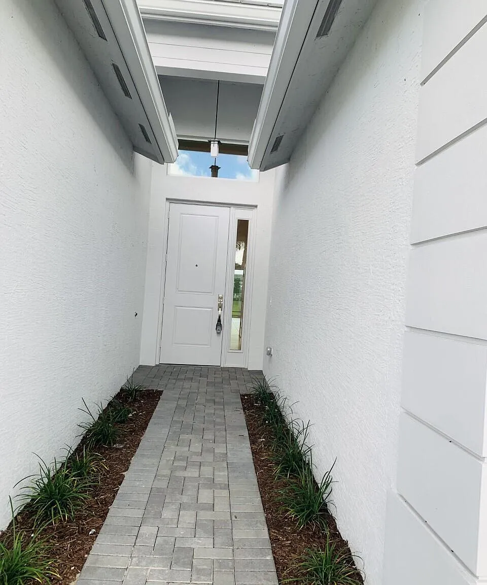 3 bed, 3.0 bath, 2358 sqft, $3,900 — Photo 4