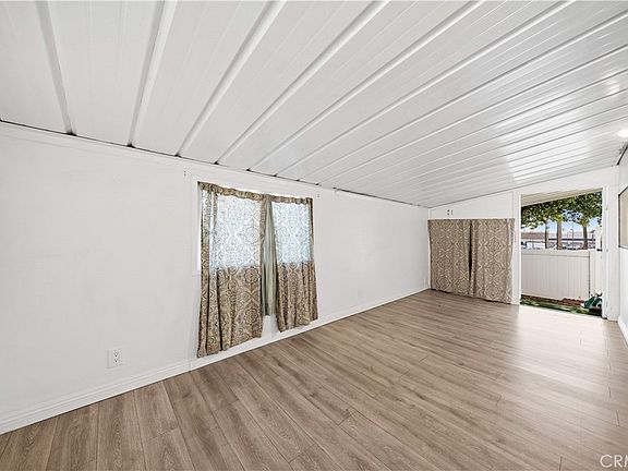 5th image of 1035-47 E Huntington Dr