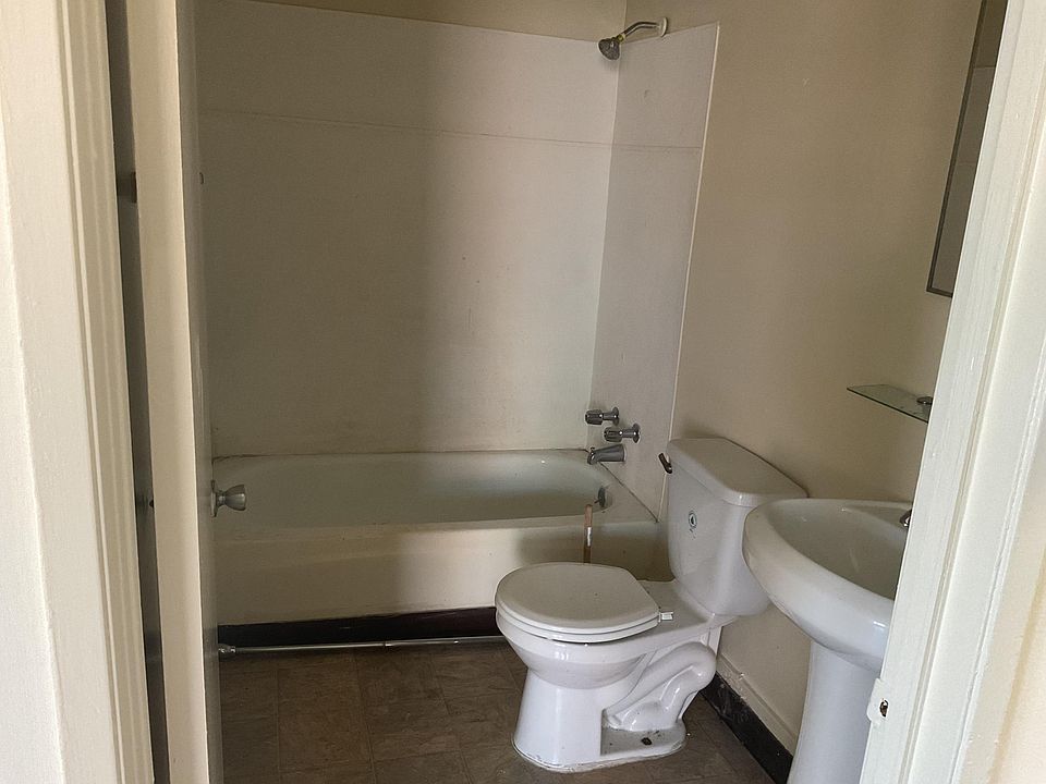 2nd image of 422 S Kenmore Ave #100