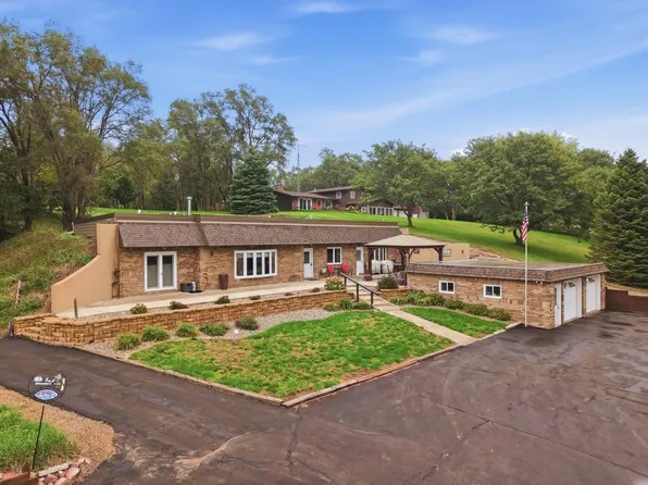 1918 Shanard Rd, Mitchell, SD 57301