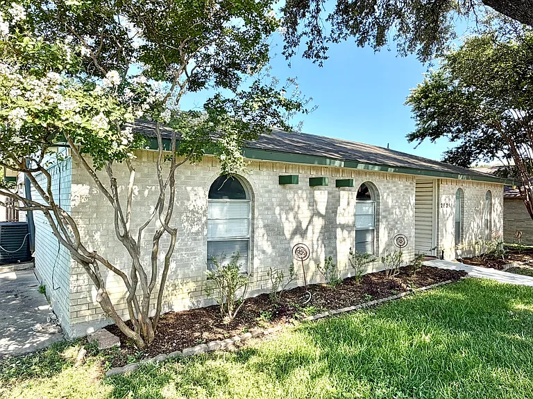 2829 Arcadia Ln — Photo 2