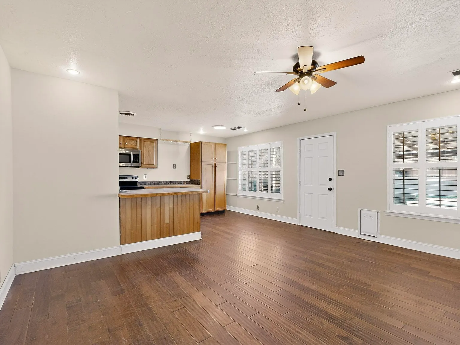 3 bed, 2.0 bath, 1376 sqft, $2,850 — Photo 3