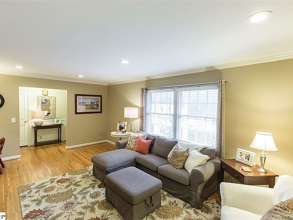 4th image of 13 Rosemary Ln