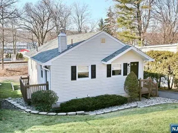 22 Garden Ave, Hawthorne, NJ 07506