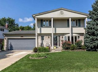 34827 Beaver Dr, Sterling Heights, MI 48312