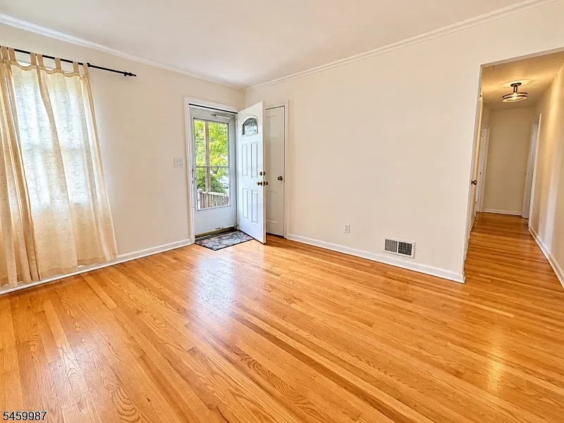 3 bed, 1.5 bath, $3,750 — Photo 2