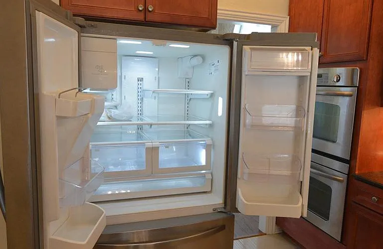 3-Door French Door refrigerator with water and ice dispenser