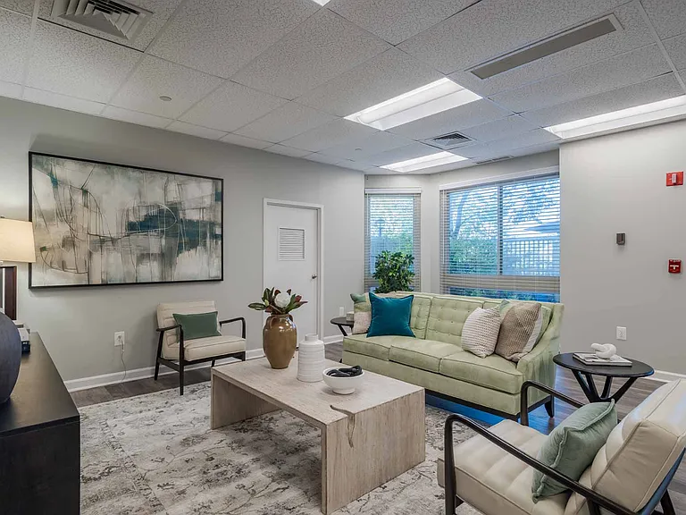 Lake Arbor Towers — Photo 17