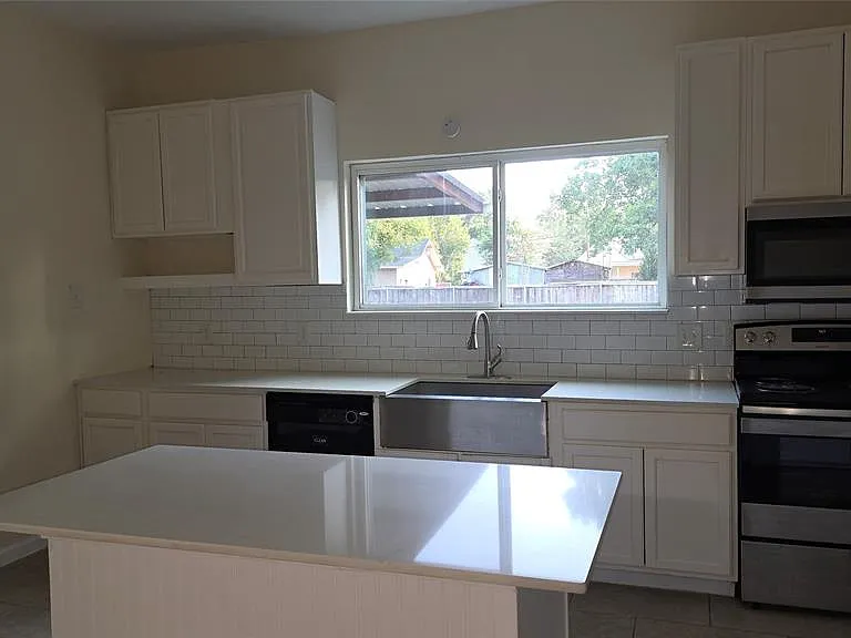 608 W 6th St — Photo 5
