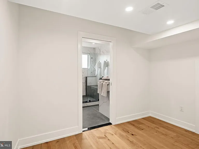 2403 Grays Ferry Ave — Photo 24