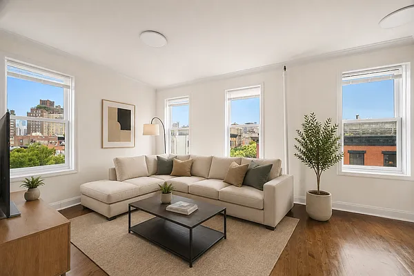 Living room, photo 2