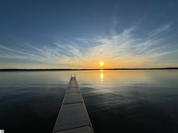 5634 Lakeview Dr, Interlochen, MI 49643